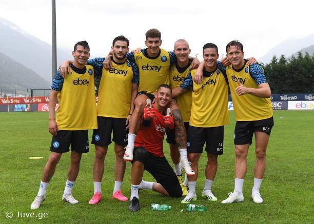 VIDEO: სახალისო მომენტი "ნაპოლის" ვარჯიშზე - კვარას და რაჰმანის "დაპირისპირება"